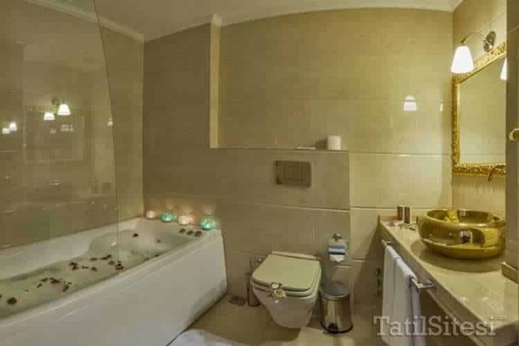 By Murat Crown Hotel